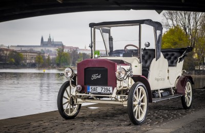 По Праге на историческом автомобиле