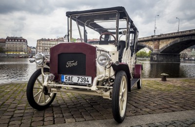 По Праге на историческом автомобиле